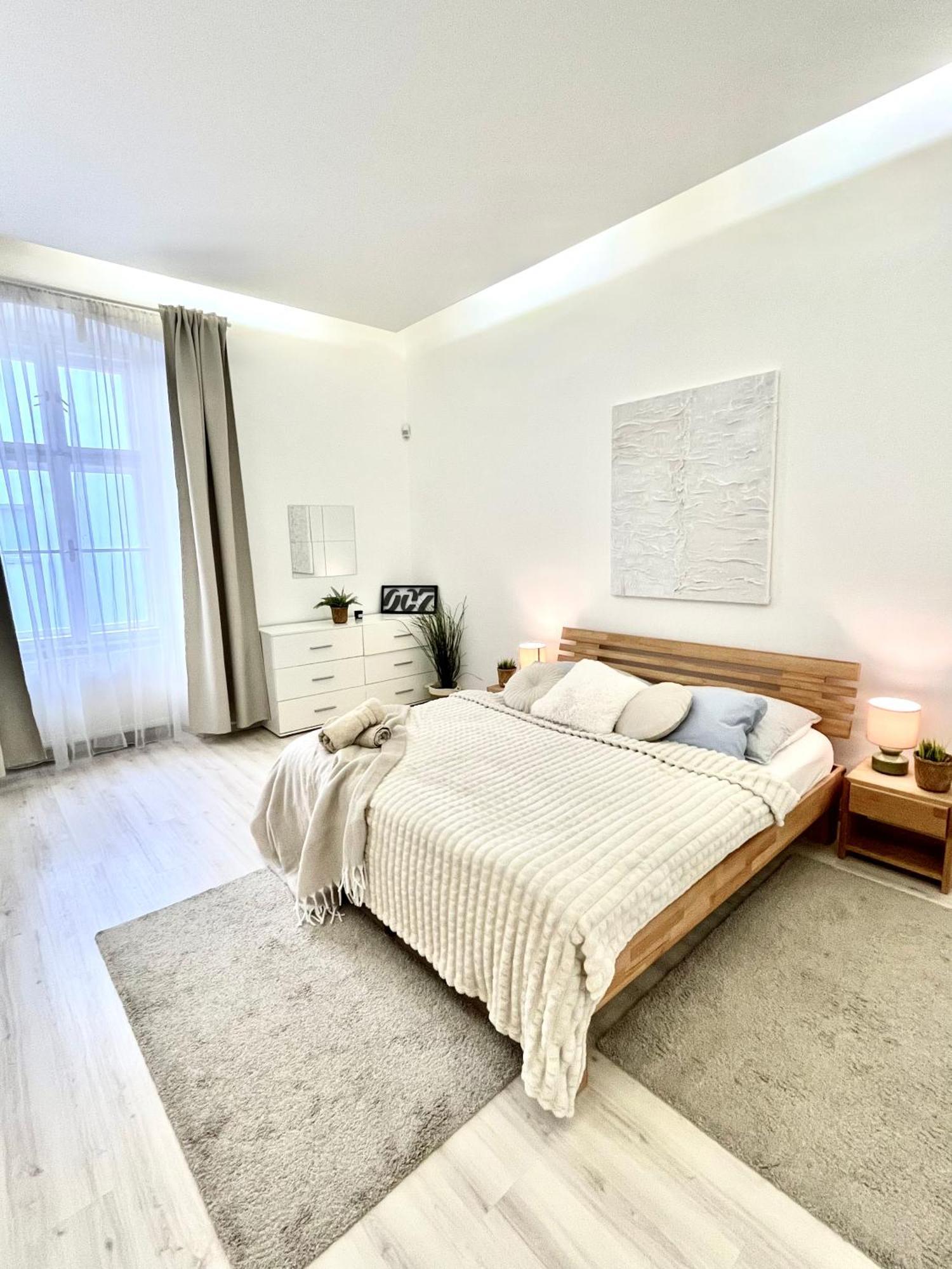 James Bond Apartment Top Location Air Conditioned Братислава Экстерьер фото